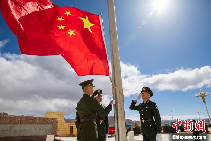 圖為在西藏阿里地區(qū)札達(dá)縣，軍民共同舉行升國(guó)旗儀式，慶祝西藏百萬(wàn)農(nóng)奴解放紀(jì)念日?！詵| 攝