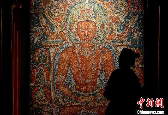 3月31日，觀眾欣賞展覽中的作品。　李林 攝