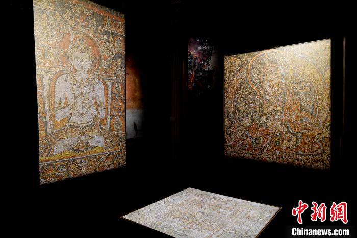 3月31日，觀眾欣賞展覽中的作品。　李林 攝