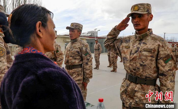 圖為列兵扎西加央向母親敬禮?！詵| 攝