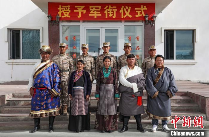 圖為列兵代表與親人合影留念?！詵| 攝