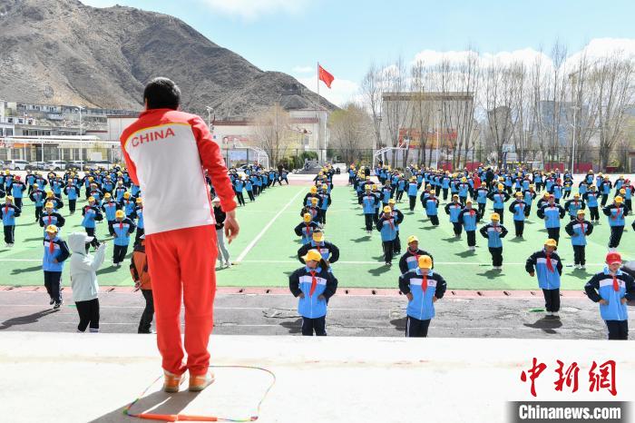 圖為學(xué)生在跳繩教練齊景龍的指導(dǎo)下做準(zhǔn)備運(yùn)動(dòng)?！∝暩聛?lái)松 攝