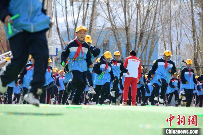 圖為學(xué)生在跳繩教練齊景龍的指導(dǎo)下做準(zhǔn)備運(yùn)動(dòng)?！∝暩聛?lái)松 攝