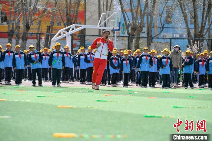 圖為學(xué)生在跳繩教練齊景龍的指導(dǎo)下做準(zhǔn)備運(yùn)動(dòng)。　貢嘎來(lái)松 攝