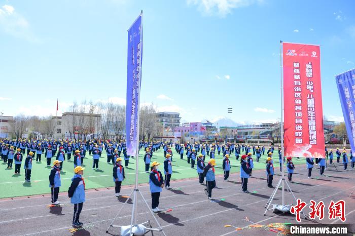 圖為學(xué)生在跳繩教練齊景龍的指導(dǎo)下做準(zhǔn)備運(yùn)動(dòng)。　貢嘎來(lái)松 攝