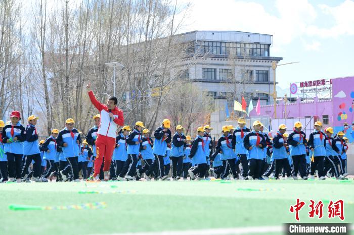 圖為學(xué)生在跳繩教練齊景龍的指導(dǎo)下做準(zhǔn)備運(yùn)動(dòng)?！∝暩聛?lái)松 攝