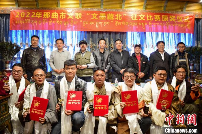 圖為獲獎人員合影留念?！∝暩聛硭?攝
