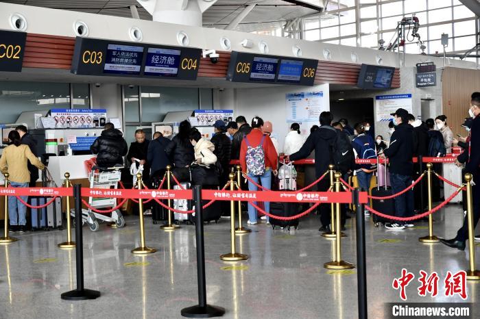 圖為旅客辦理登機手續(xù)。　周航 攝