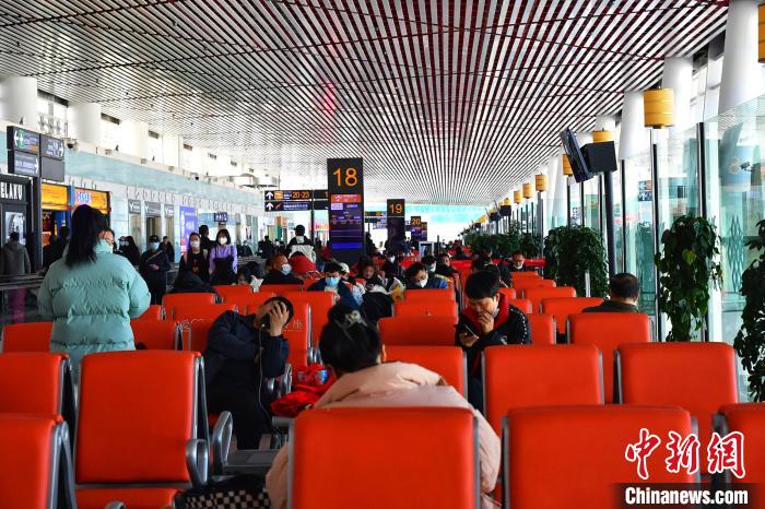 圖為旅客在機場候機室等待登機?！≈芎?攝