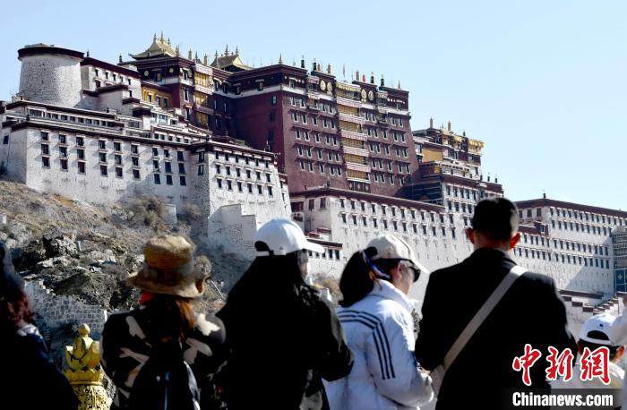 4月17日，游客在拉薩布達(dá)拉宮觀景臺(tái)拍照留念?！±盍?攝