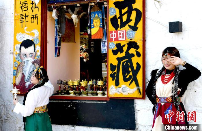 4月17日，游客身著藏式元素服裝在拉薩八廓街拍照留念?！±盍?攝