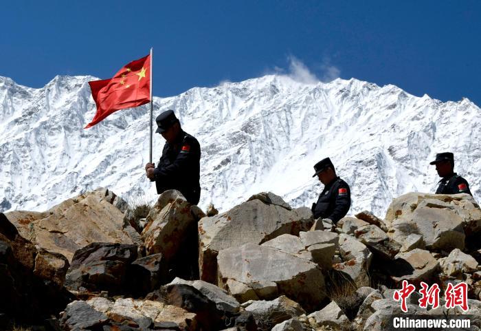 底雅邊境派出所民警夏永軍(左一)在巡邏中。