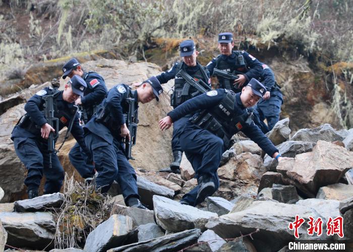 山南邊境管理支隊(duì)玉麥邊境派出所民警在邊境巡邏途中穿過(guò)亂石區(qū)。　鄭琦山 攝