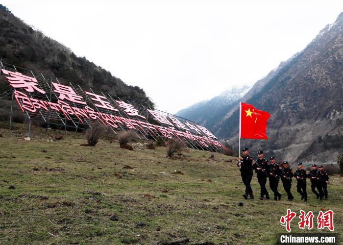 山南邊境管理支隊(duì)玉麥邊境派出所民警在轄區(qū)開(kāi)展巡邏?！∴嶇?攝