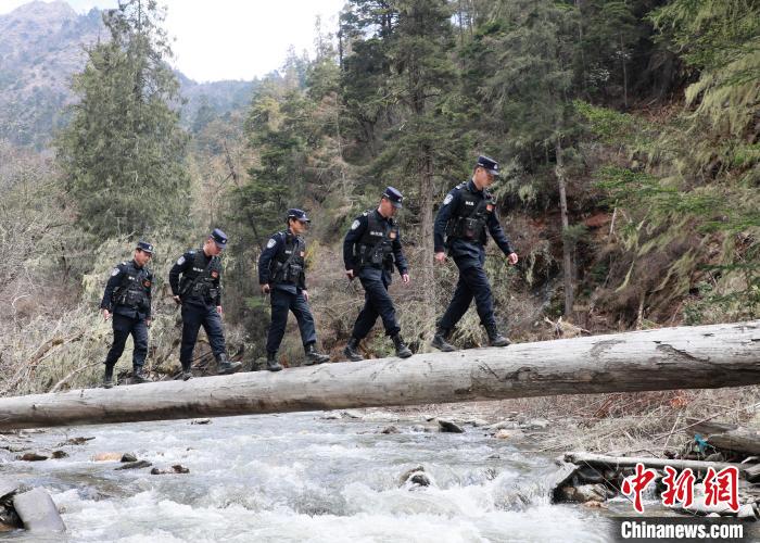 山南邊境管理支隊(duì)玉麥邊境派出所民警邊境巡邏途中走過(guò)河道上“獨(dú)木橋”?！∴嶇?攝