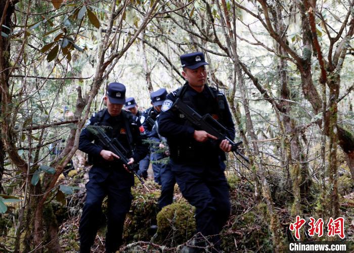 山南邊境管理支隊(duì)玉麥邊境派出所民警在邊境原始森林里開(kāi)展邊境巡邏?！∴嶇?攝