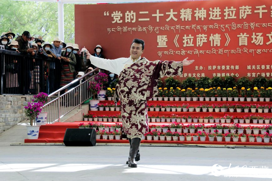 獻(xiàn)唱《夏爾巴》。人民網(wǎng) 次仁羅布攝
