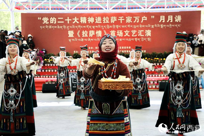 女子群舞《拉拉脫貧之路》。人民網(wǎng) 次仁羅布攝