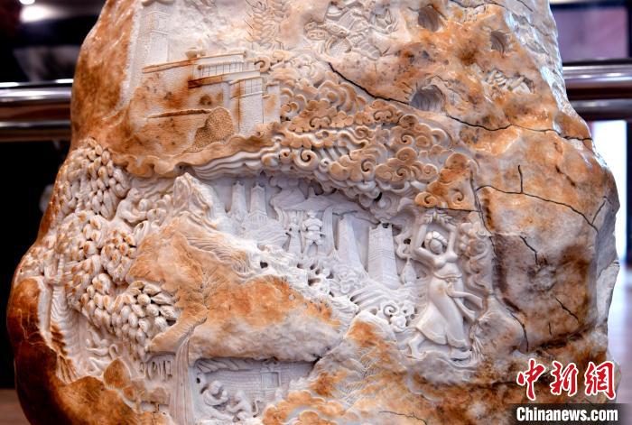 圖為5月16日，展覽中的漢白玉雕作品《猴子變?nèi)恕贰！±盍?攝