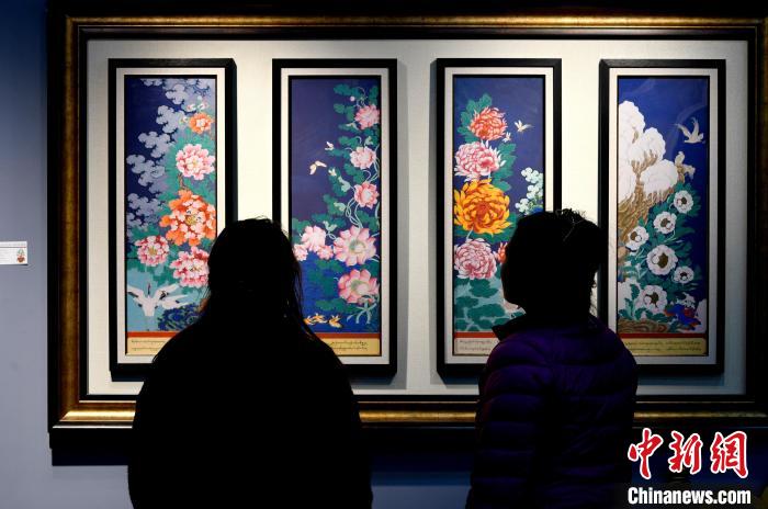圖為5月16日，觀眾正在欣賞展覽中的新創(chuàng)唐卡作品?！±盍?攝