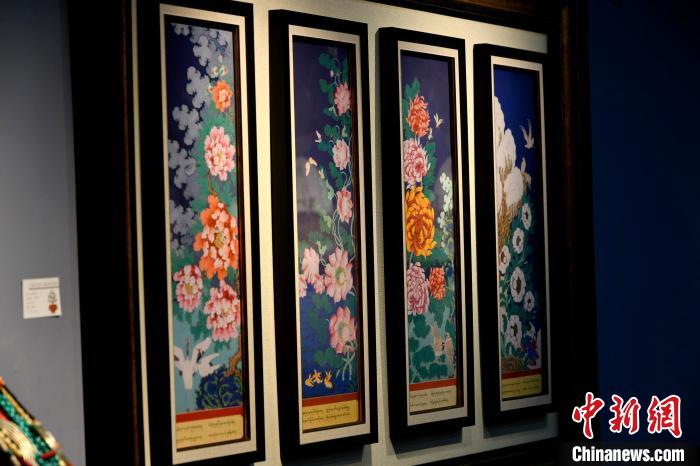圖為5月16日，展覽中新創(chuàng)唐卡作品《四季花》?！±盍?攝