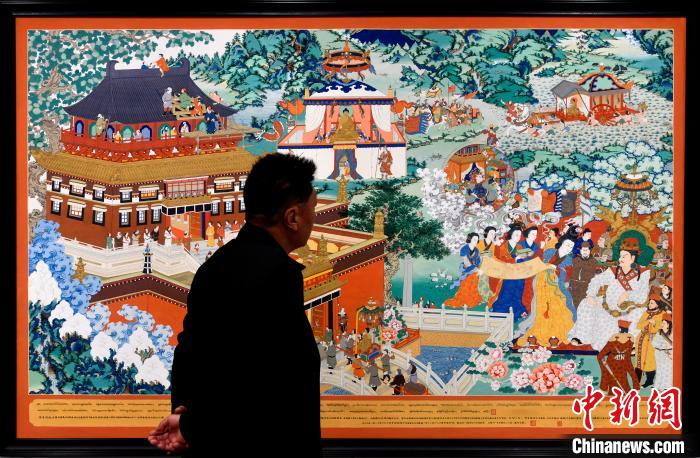圖為5月16日，觀眾正在欣賞展覽中的新創(chuàng)唐卡作品?！±盍?攝
