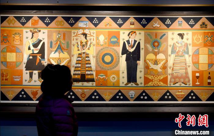 圖為5月16日，觀眾正在欣賞展覽中的新創(chuàng)唐卡作品?！±盍?攝