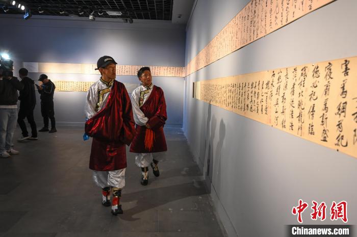 圖為學(xué)生參觀黃庭堅(jiān)書法文獻(xiàn)展?！≮w朗 攝