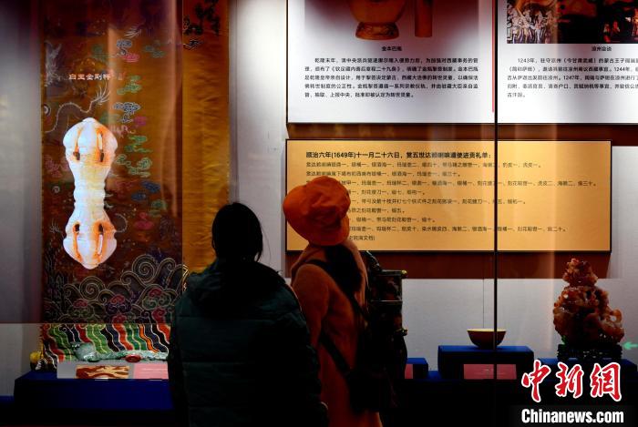 圖為5月18日，觀眾正在欣賞展覽?！±盍?攝