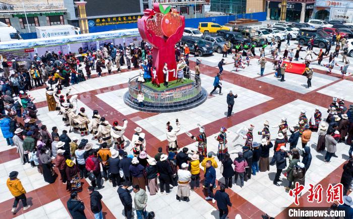 圖為“極地那曲 天際之旅”2023西藏那曲“中國(guó)旅游日”音樂(lè)美食嘉年華活動(dòng)現(xiàn)場(chǎng)?！∧乔形幕吐糜尉止﹫D