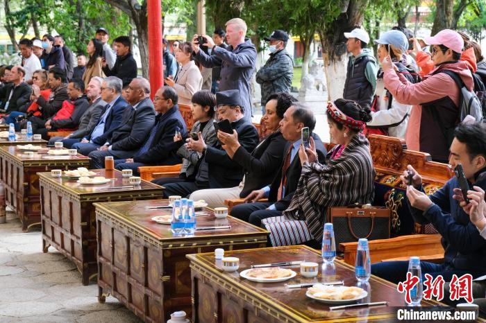 5月19日，中外嘉賓在羅布林卡和游客一起觀看藏戲。　江飛波 攝