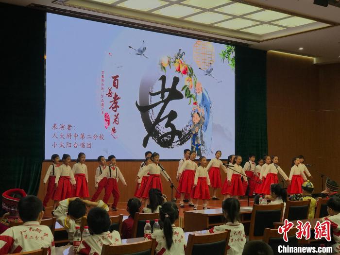 圖為中國人民大學(xué)附屬中學(xué)第二分校的小朋友們合唱。　陳建新 攝