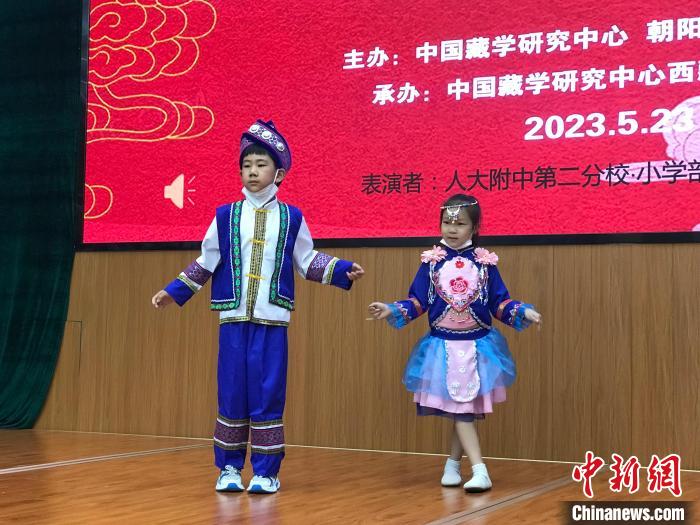 圖為中國人民大學(xué)附屬中學(xué)第二分校的小朋友們展示民族服飾。　陳建新 攝