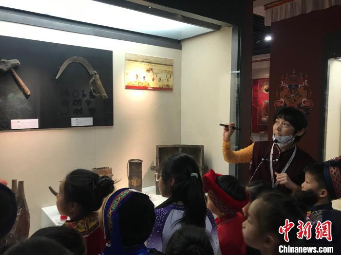 圖為中國人民大學(xué)附屬中學(xué)第二分校的小朋友們參觀“雪域星光——西藏傳統(tǒng)文化藝術(shù)展”。　陳建新 攝