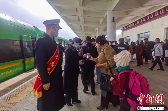 日喀則火車站工作人員引導(dǎo)乘客乘坐高原復(fù)興號?！《飞降?攝