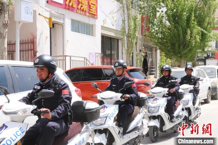 民警騎著電瓶車在轄區(qū)巡邏走訪?！↑S創(chuàng)偉 攝