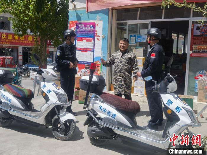 民警對轄區(qū)商鋪進行走訪排查?！↑S創(chuàng)偉 攝