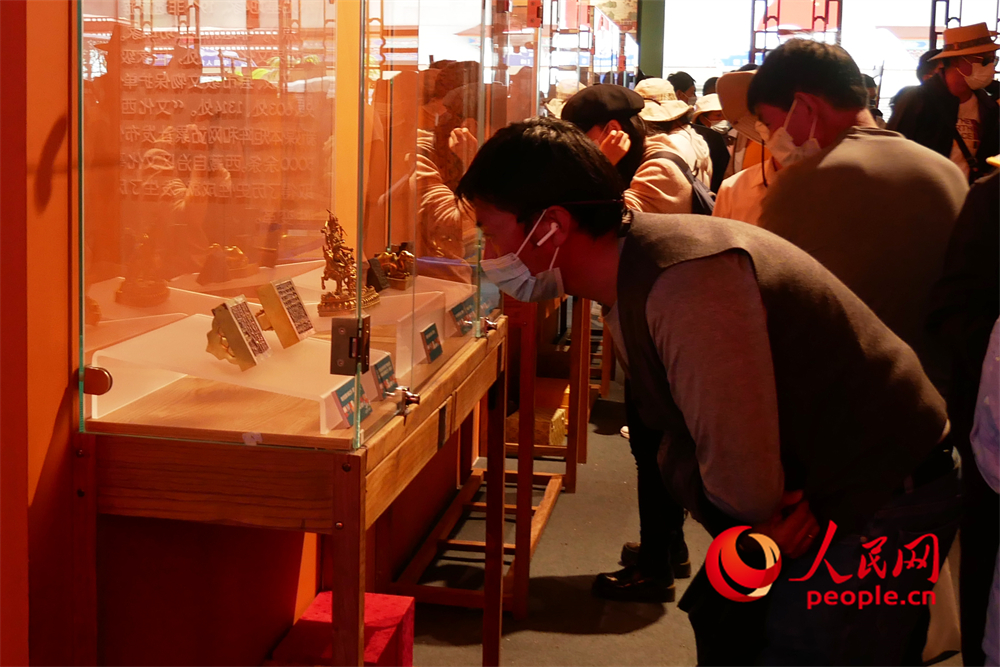 觀眾正在展區(qū)參觀。人民網(wǎng) 韋衍行攝