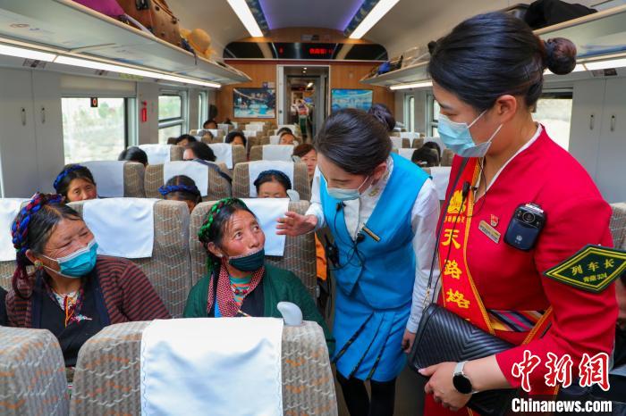 農(nóng)牧民乘坐高原復(fù)興號動車組出行?！≈軔傁?攝