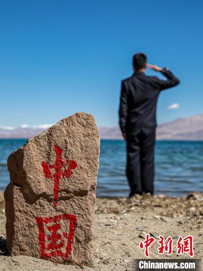 班公湖畔的“中國(guó)”標(biāo)記?！↓埿▲P 攝