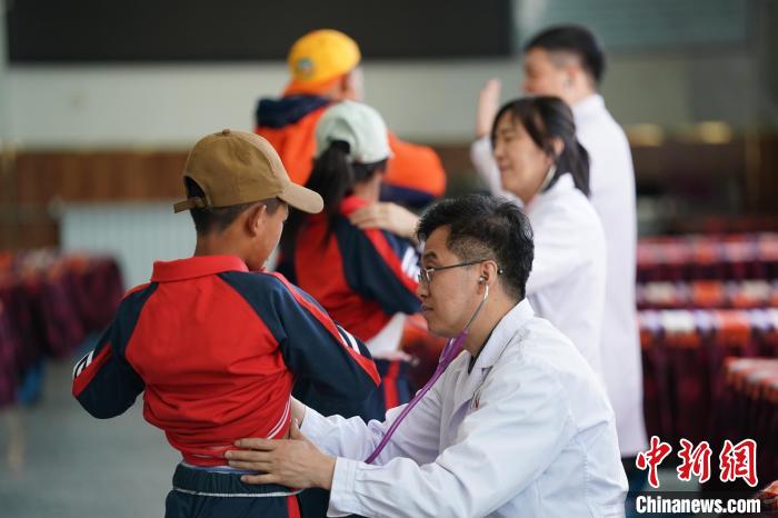 6月26日，西藏日喀則特校的孩子參加先心病篩查。　蘇丹 攝