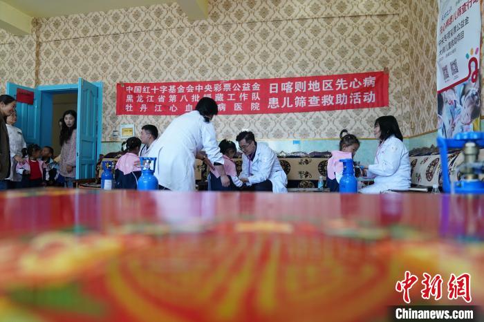 6月27日，西藏康馬縣雙語幼兒園的孩子參加先心病篩查?！√K丹 攝