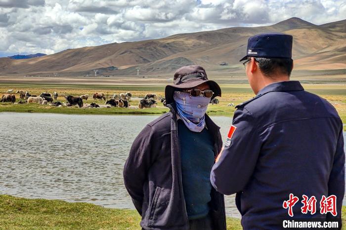 資料圖為民警何宗源在公珠湖了解牧民情況。　龍小鳳 攝