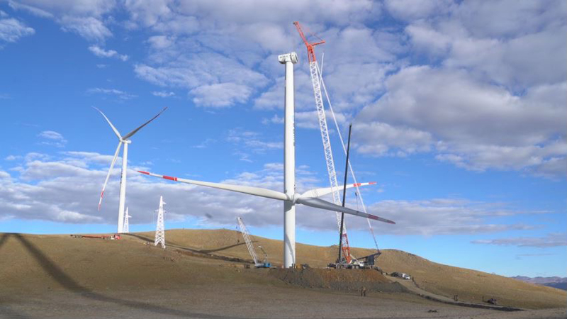 西藏措美哲古風(fēng)電場首批3.6兆瓦風(fēng)電機(jī)組吊裝。受訪者供圖