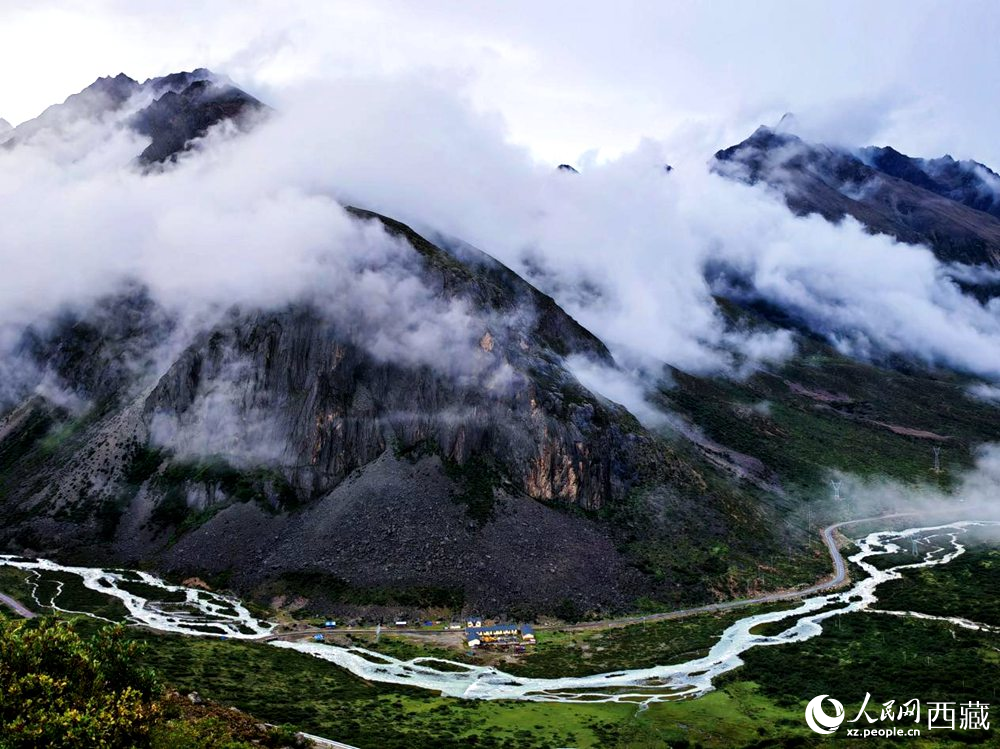 河流蜿蜒于青山間。人民網(wǎng) 李海霞攝