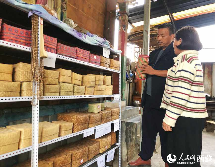 愛(ài)明（左一）給游客介紹藤竹產(chǎn)品。