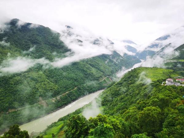 幾代建設(shè)者，歷經(jīng)半個(gè)多世紀(jì)完成！這是一條怎樣的公路？
