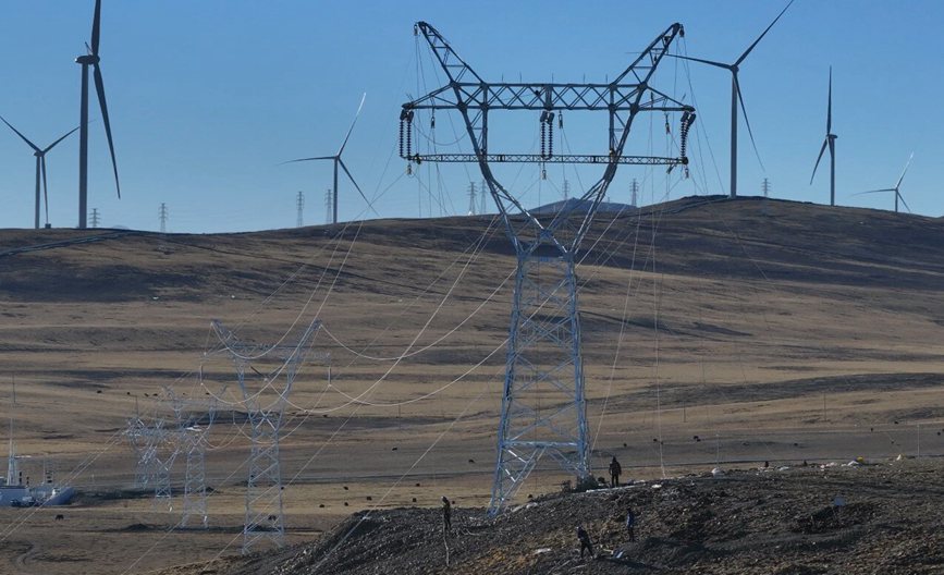 那曲市色尼區(qū)國能100兆瓦風(fēng)電11千伏送電工程現(xiàn)場。拉巴平措攝