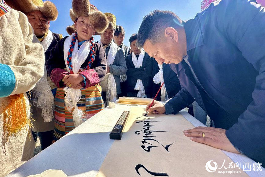 書法家為祈福一年的豐收提筆祝詞。