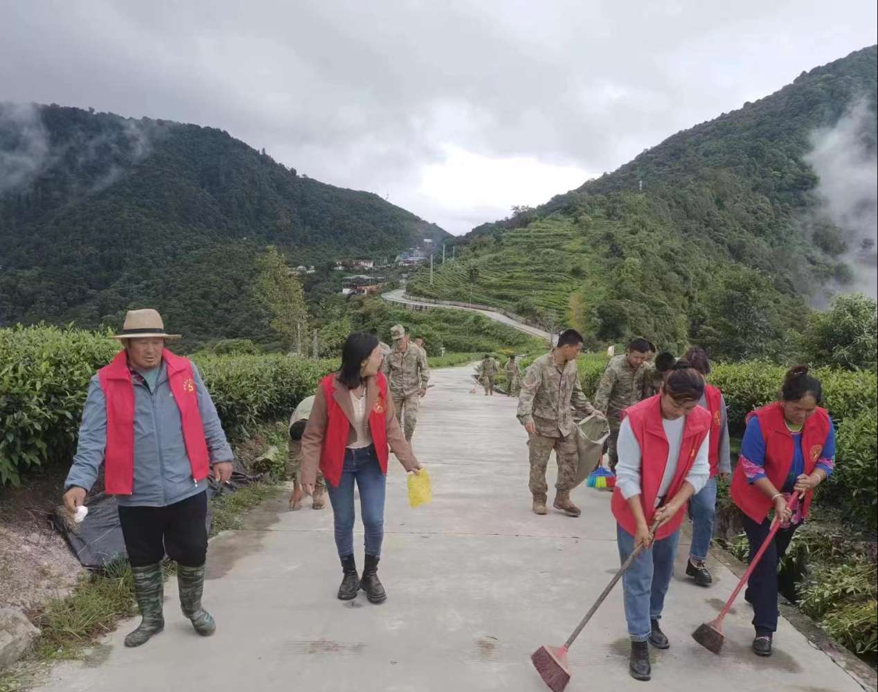 圖為：墨脫縣背崩鄉(xiāng)格林村軍地黨組織共同開展“愛我墨脫、靚我家園”主題黨日活動(dòng)